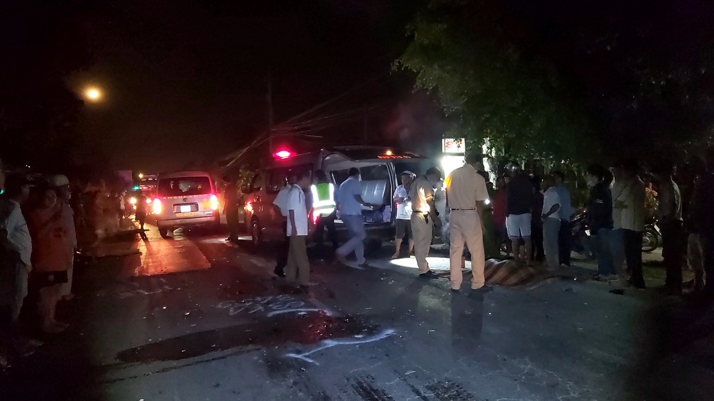 Ô tô lao vào dải phân cách lật ngang trên đường, 2 người thoát chết ảnh 2 Ô tô lao vào dải phân cách lật ngang trên đường, 2 người thoát chết ảnh 2