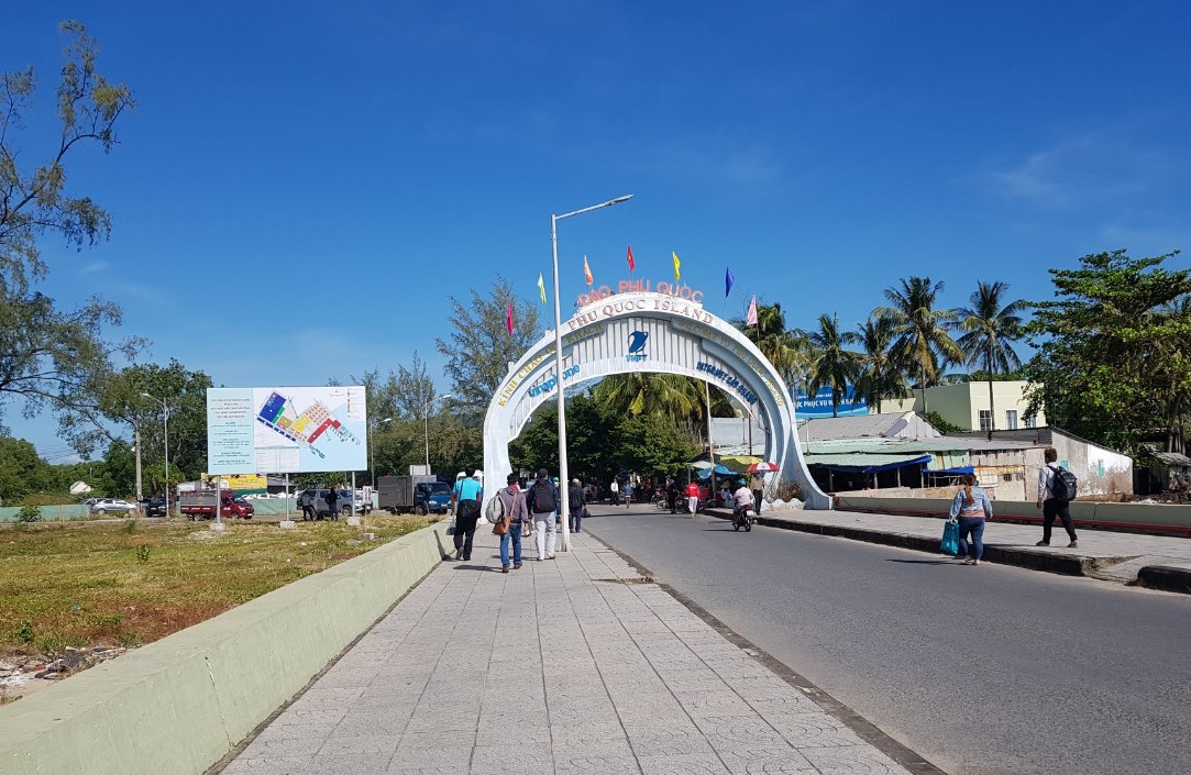 Khách du lịch đổ về Phú Quốc, chính quyền lo ngại dịch COVID-19 ảnh 1
