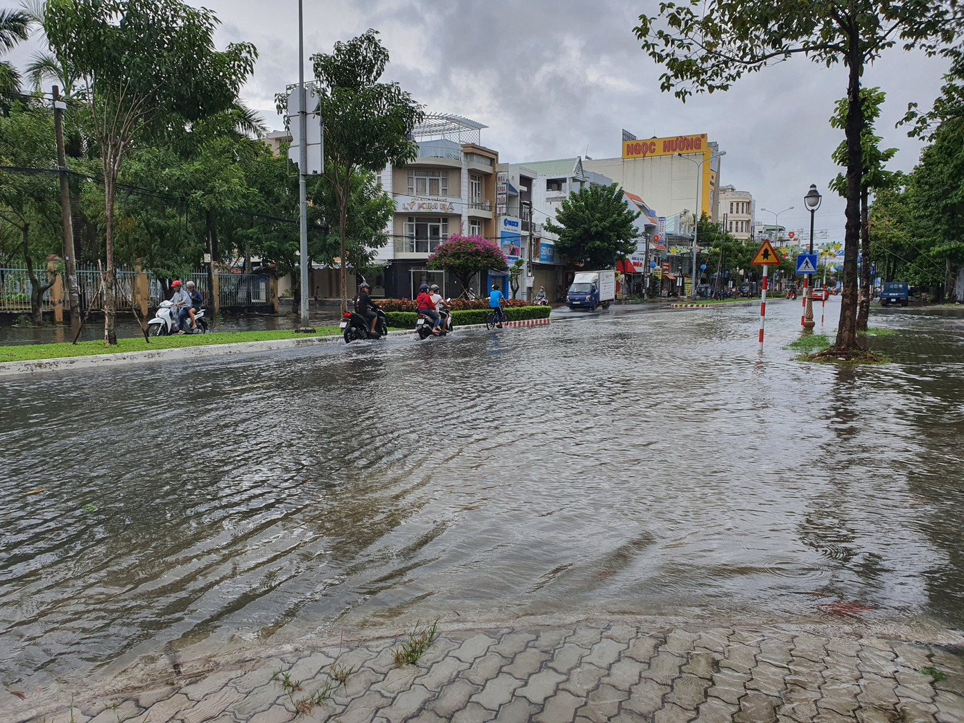 Kiên Giang mưa lớn, nhiều tuyến đường biến thành 'sông' ảnh 1