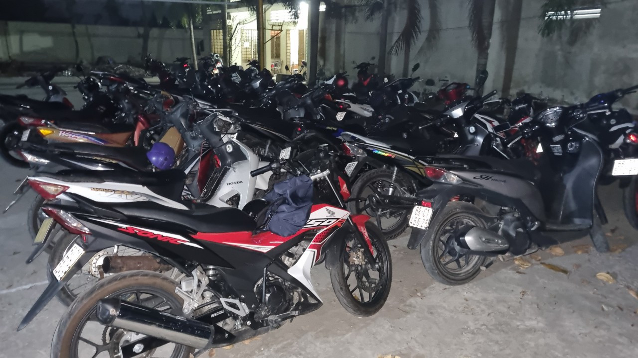 Đột kích trường gà chiều 29 Tết, tạm giữ hàng trăm triệu đồng ảnh 3