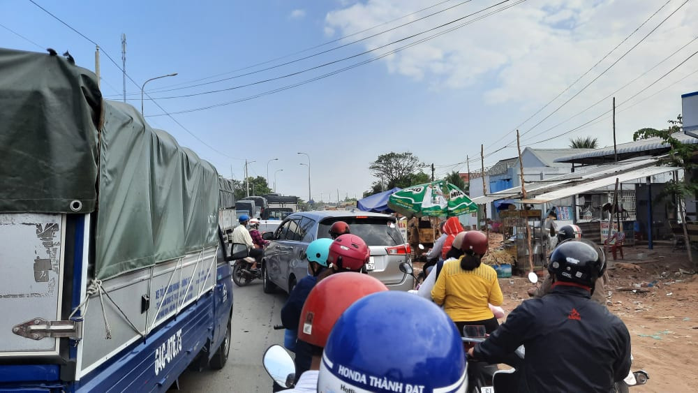 Kẹt xe kéo dài tại phà Đình Khao sáng cuối tuần ảnh 6