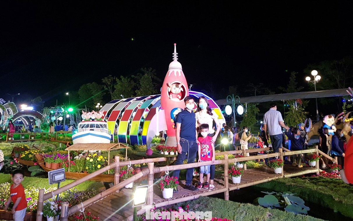 Người dân mang khẩu trang, xếp hàng chụp ảnh ở đường hoa xuân Cần Thơ ảnh 13