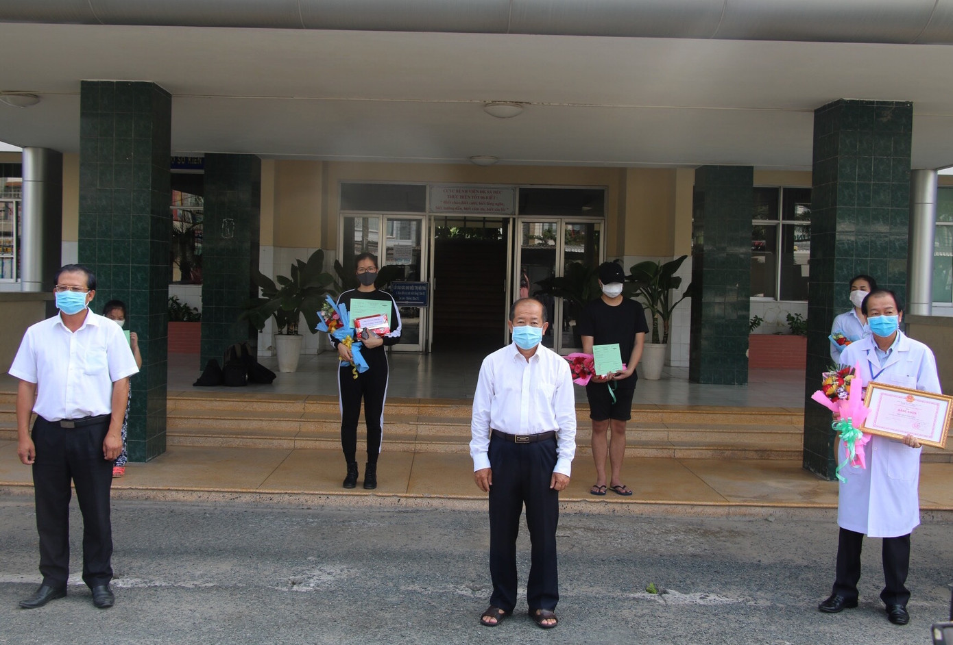 Đồng Tháp: 4 bệnh nhân mắc COVID-19 khỏi bệnh, được ra viện ảnh 2