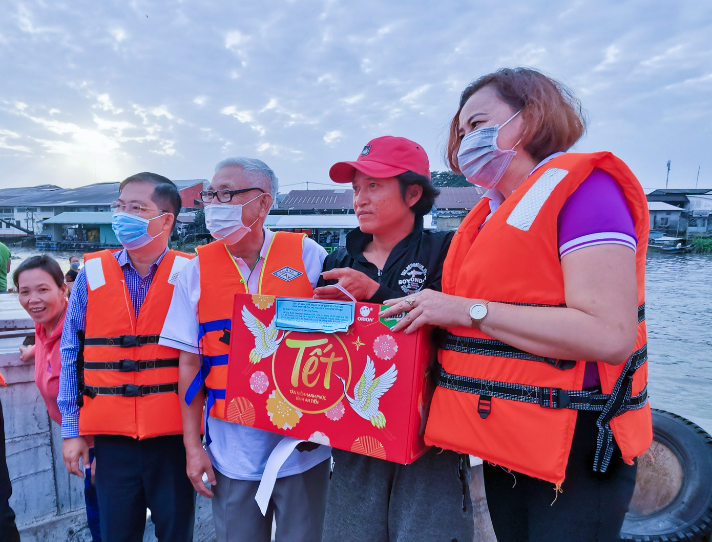 Trao quà Tết cho tiểu thương chợ nổi Cái Răng ảnh 3