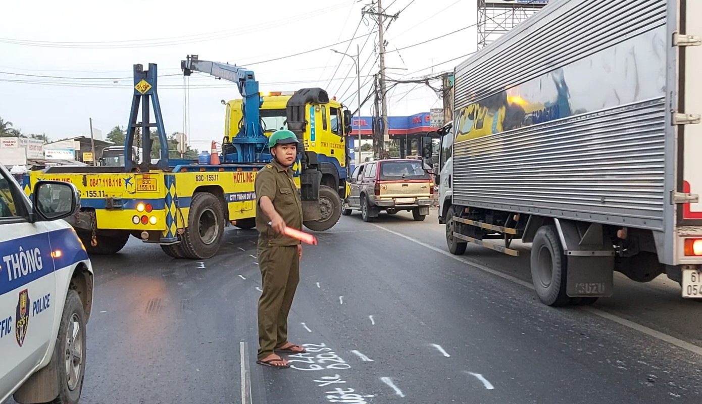 Xế hộp 'phơi bụng' trên quốc lộ 1A sau cú va chạm kinh hoàng ảnh 3