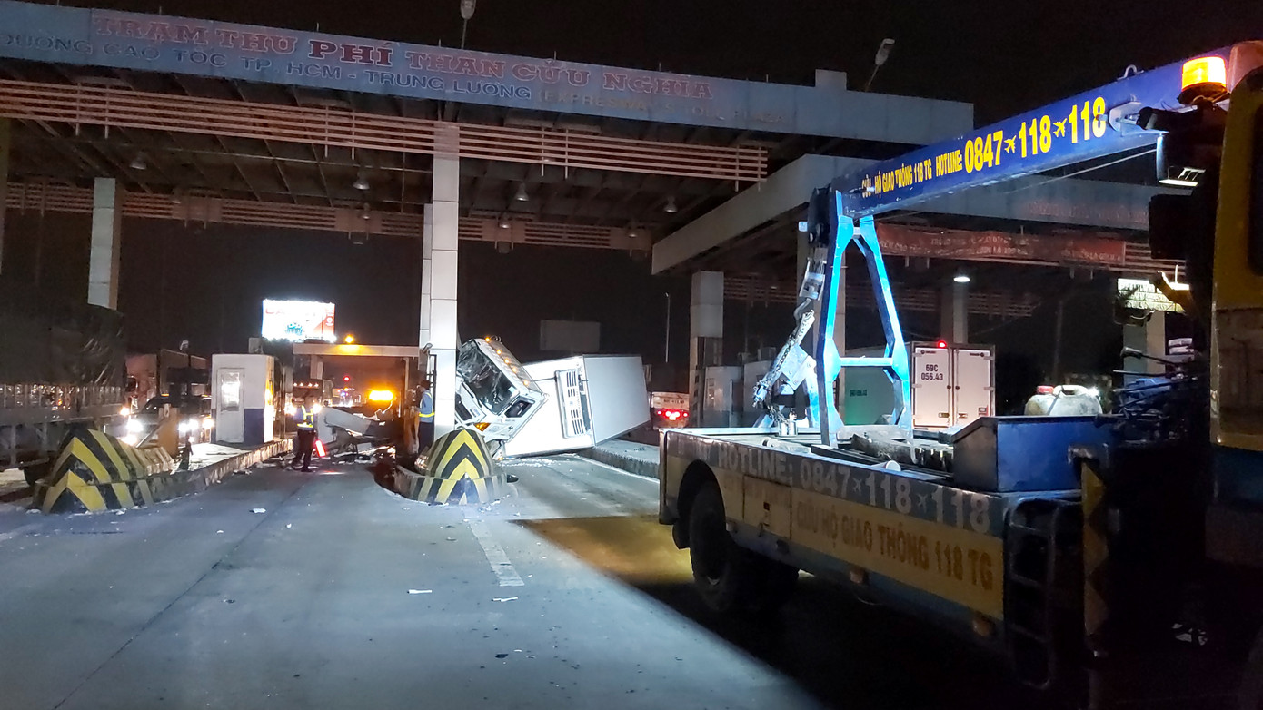  Xe đông lạnh tông sập cabin trạm thu phí rồi lật ngang ảnh 2