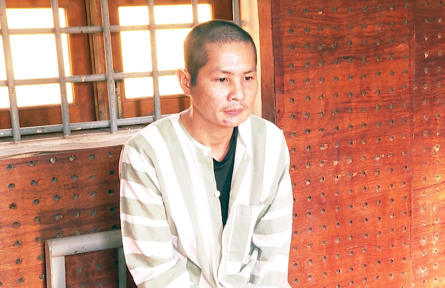 Chồng chém vợ bất tỉnh sau đó uống thuốc tự tử ảnh 1