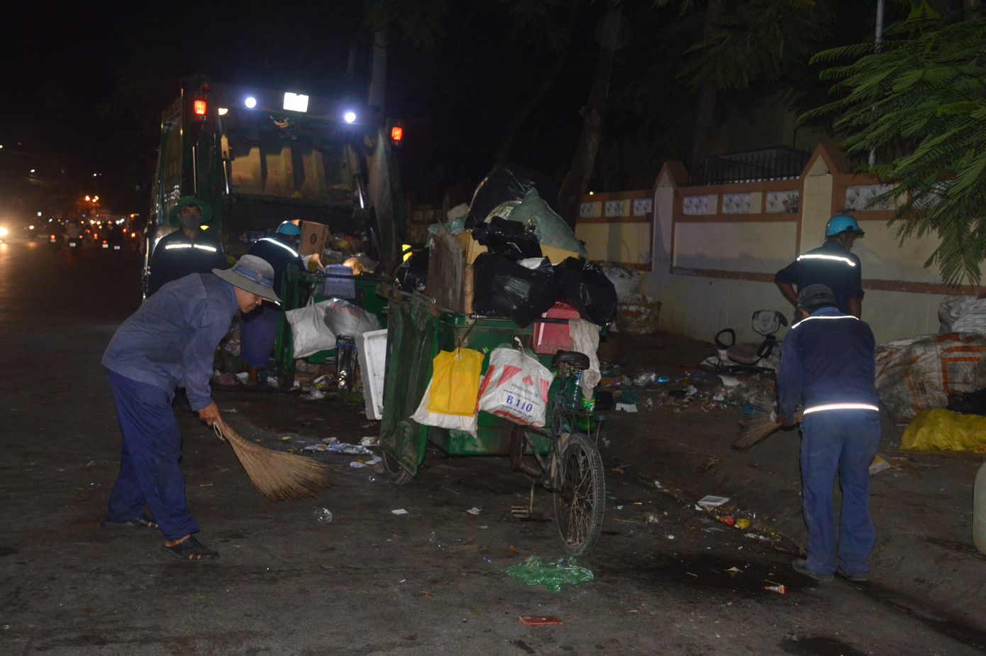 Những người làm đẹp phố phường đêm 30 Tết ảnh 2