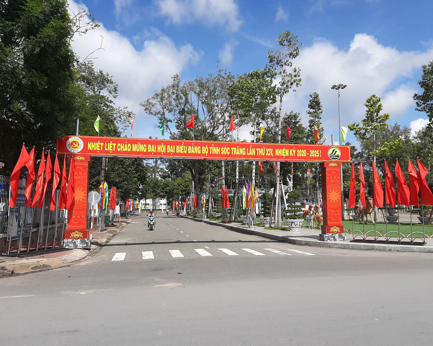 Sóc Trăng rực rỡ cờ hoa chào mừng Đại hội Đảng bộ ảnh 4