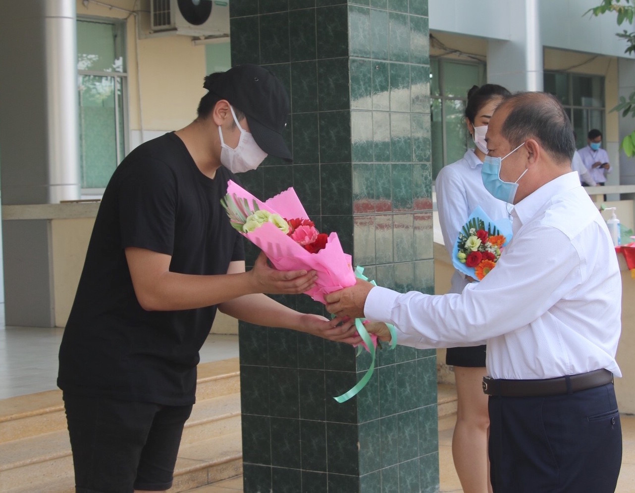 Đồng Tháp: 4 bệnh nhân mắc COVID-19 khỏi bệnh, được ra viện ảnh 1