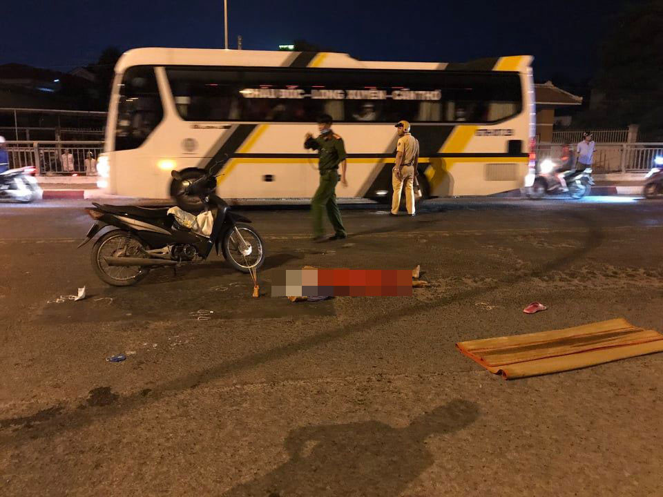 Xe đông lạnh tông sập cabin trạm thu phí rồi lật ngang ảnh 3 Xe đông lạnh tông sập cabin trạm thu phí rồi lật ngang ảnh 3