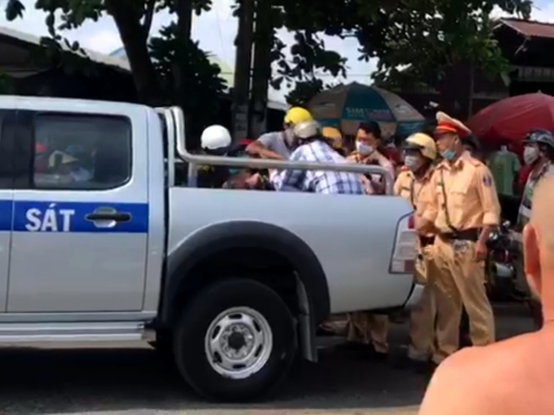 Truy đuổi gần 4km bắt xe 'điên' gây tai nạn bỏ chạy ảnh 1