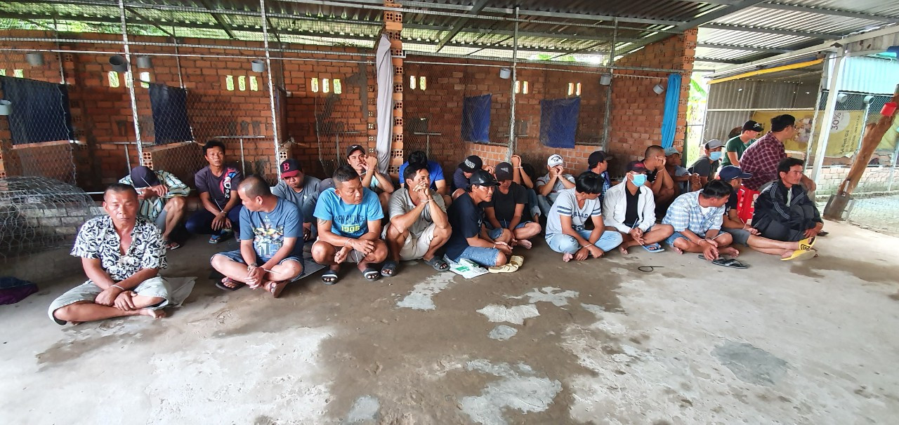 Đột kích trường gà, tạm giữ 26 đối tượng và gần 300 triệu đồng ảnh 1