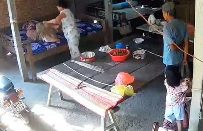 Bắt tạm giam hai vợ chồng bạo hành mẹ già 88 tuổi ở Tiền Giang ảnh 1
