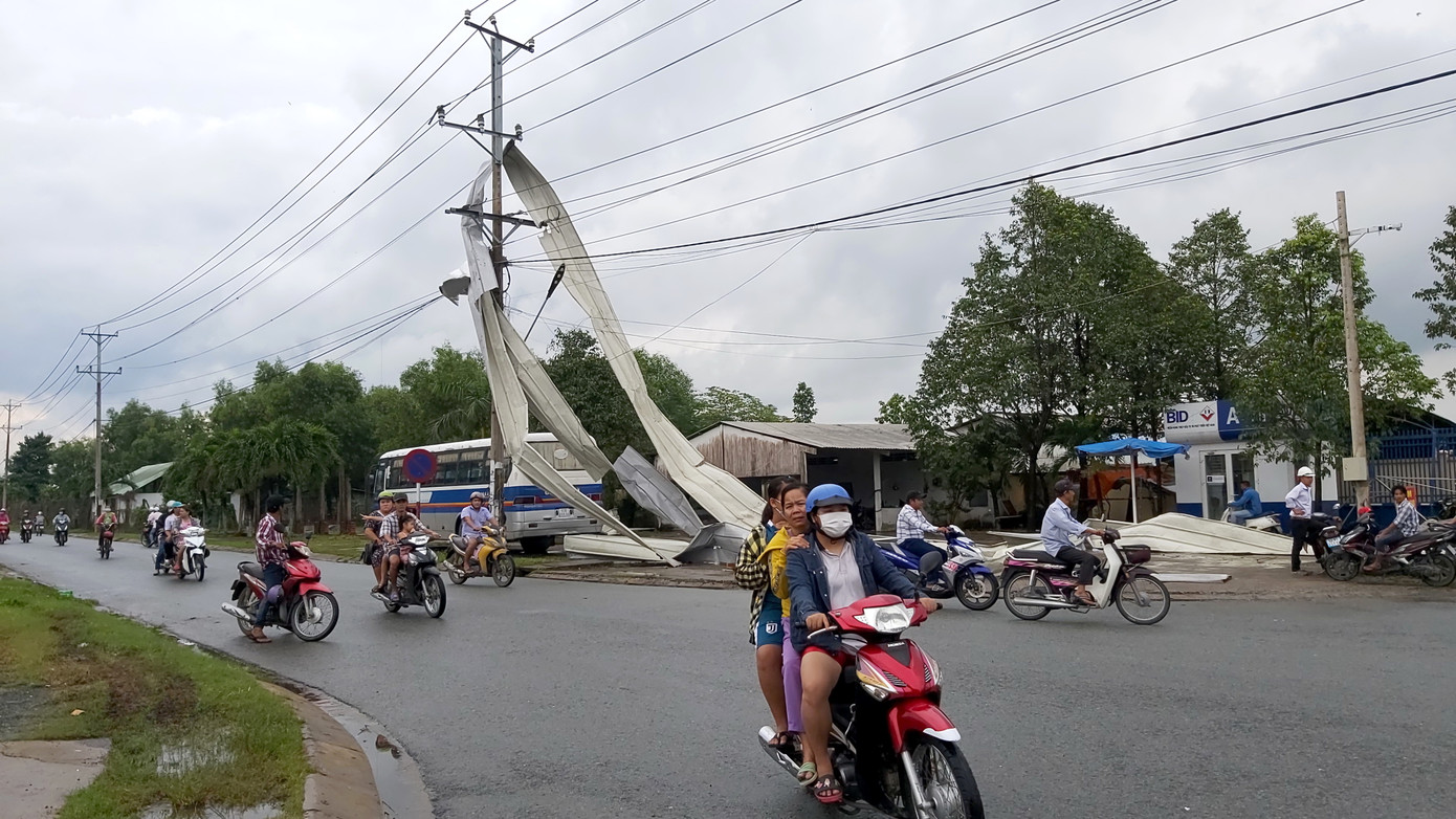 Giông lốc kinh hoàng quật sập nhà xưởng ở Tiền Giang ảnh 1