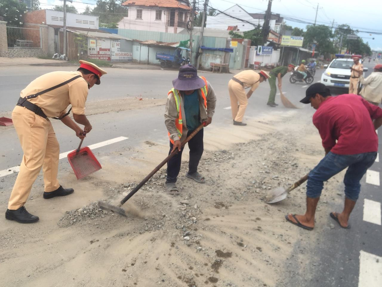 Cảnh sát giao thông cùng người dân nhặt đá trên đường tuần tra ảnh 2