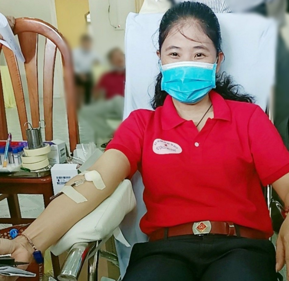 Nữ chiến sĩ công an sôi nổi trong ngày hội hiến máu Chủ nhật Đỏ ảnh 14