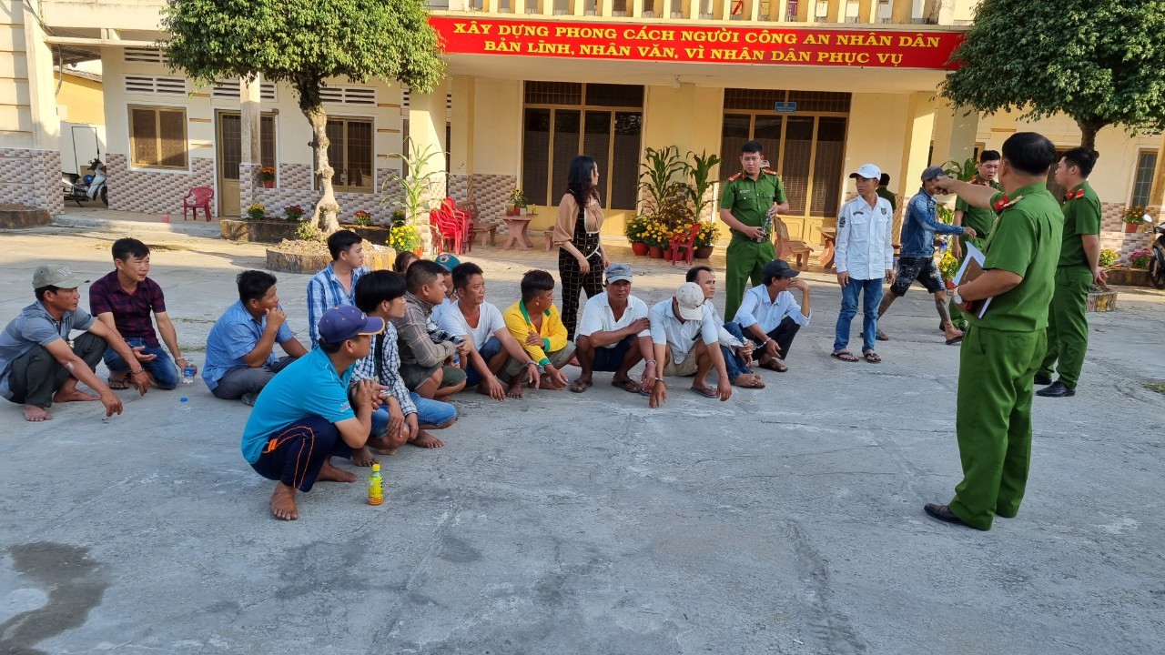 Đột kích trường gà chiều 29 Tết, tạm giữ hàng trăm triệu đồng ảnh 1