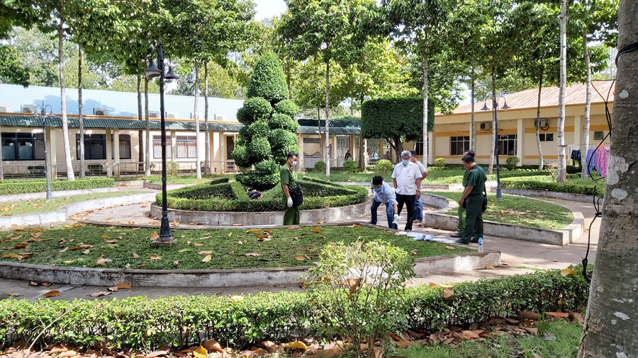 Người đàn ông tử vong trong công viên bệnh viện có vết thương trên cổ ảnh 1