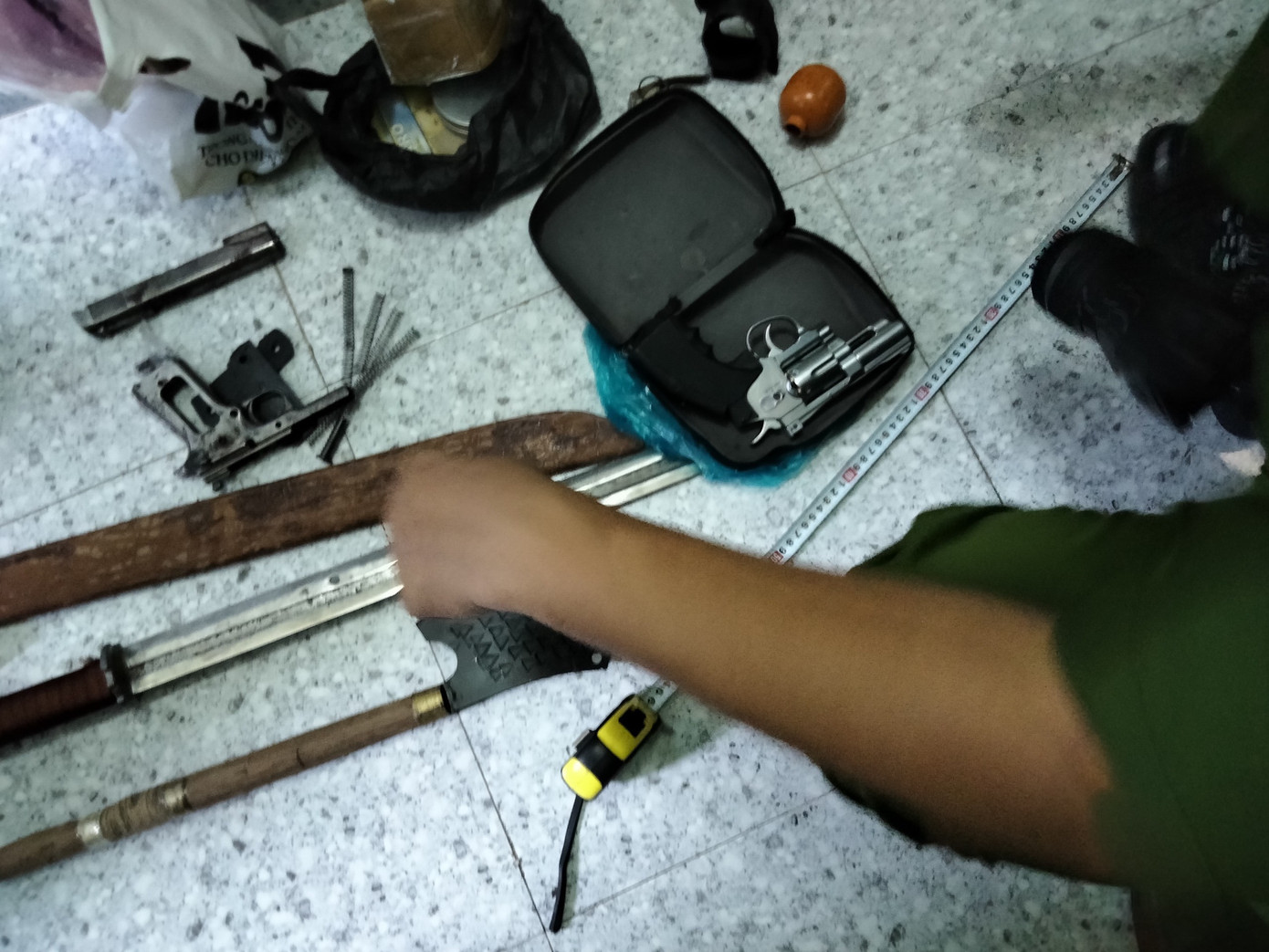 Hơn 100 cảnh sát bắt vụ cho vay lãi nặng, tàng trữ ma tuý ở Tiền Giang ảnh 1