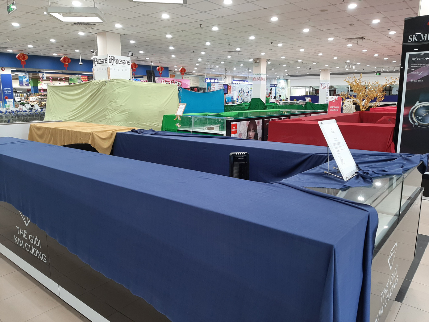 Đường phố miền Tây vắng vẻ trong ngày đầu cách ly toàn xã hội ảnh 10