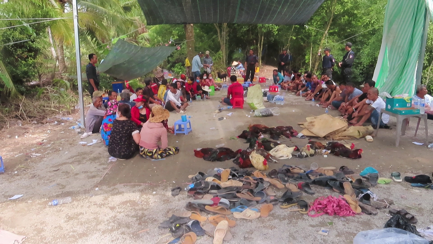 Bắt quả tang 42 đối tượng đánh bạc, tạm giữ gần 1 tỷ đồng ảnh 1