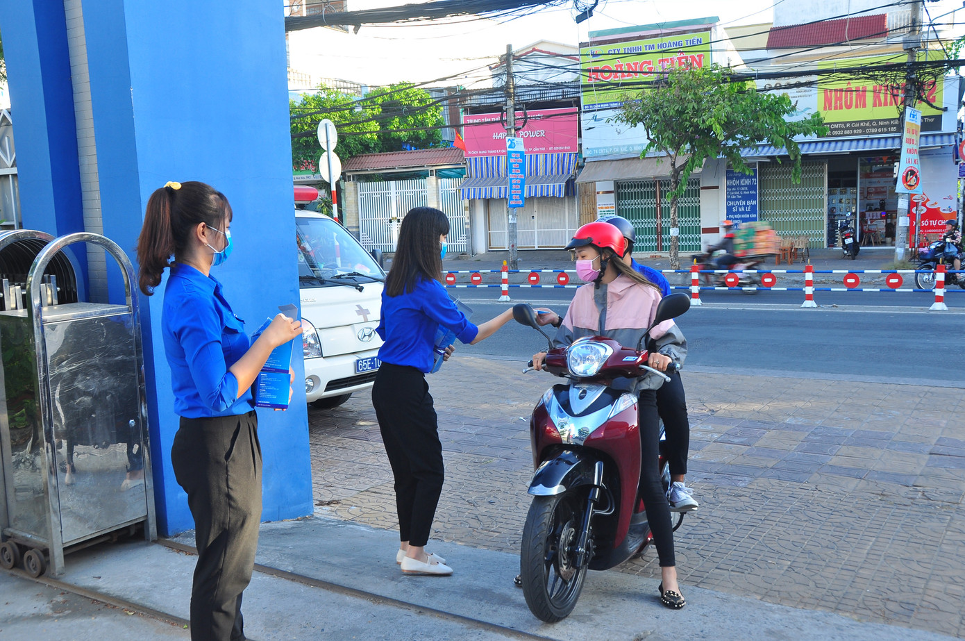 Cần Thơ: 5.000 khẩu trang y tế được phát miễn phí tại ngày hội Chủ nhật Đỏ ảnh 1