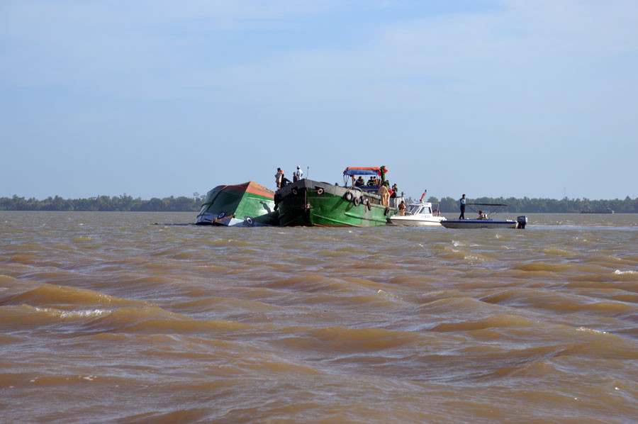 Lật sà lan trên sông Hậu, hai cháu bé mất tích ảnh 1