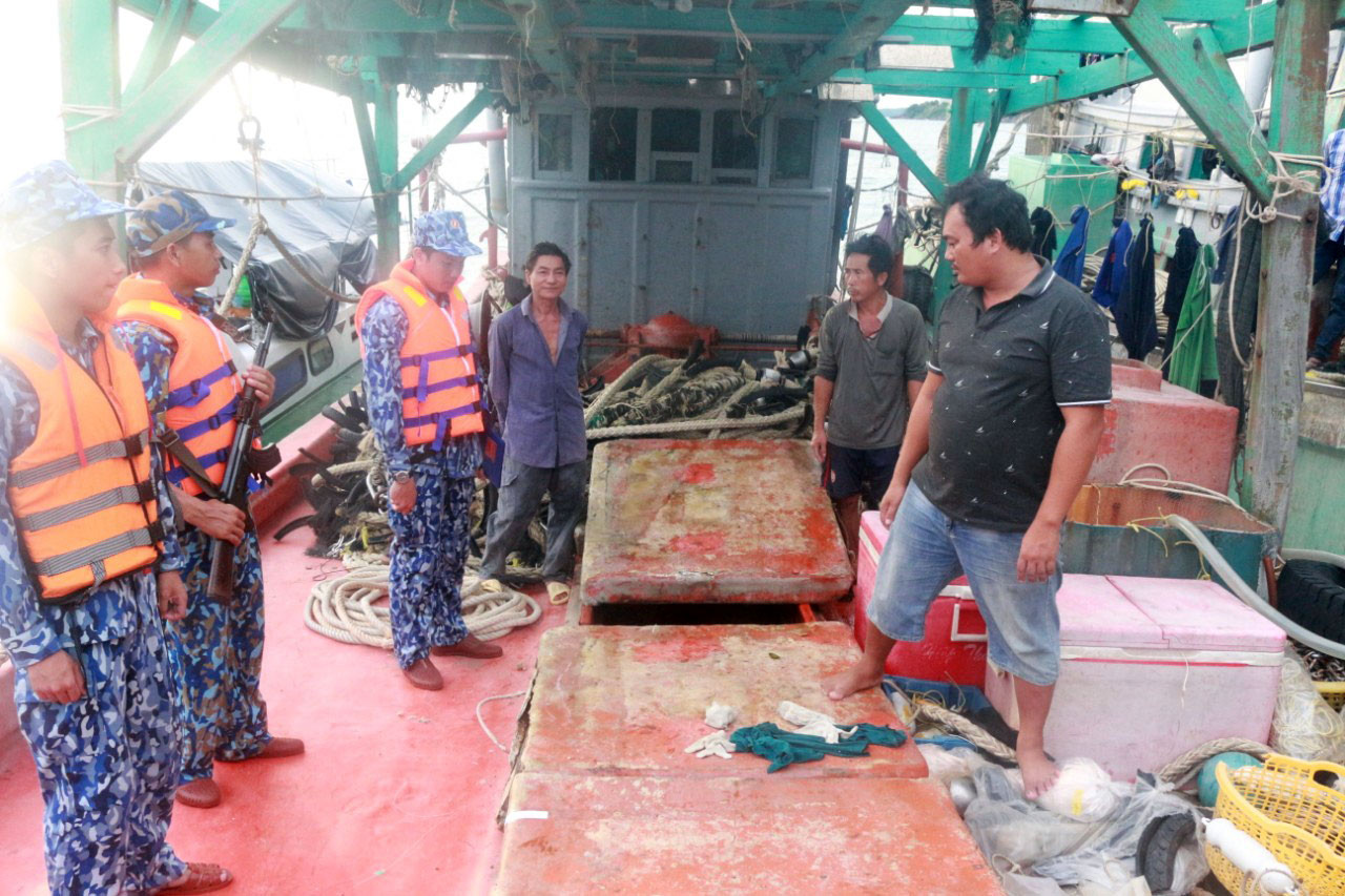 Hai tàu cá Kiên Giang vận chuyển dầu trái phép trên vùng biển Tây Nam ảnh 1