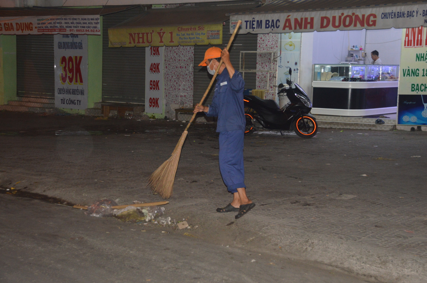 Những người làm đẹp phố phường đêm 30 Tết ảnh 3