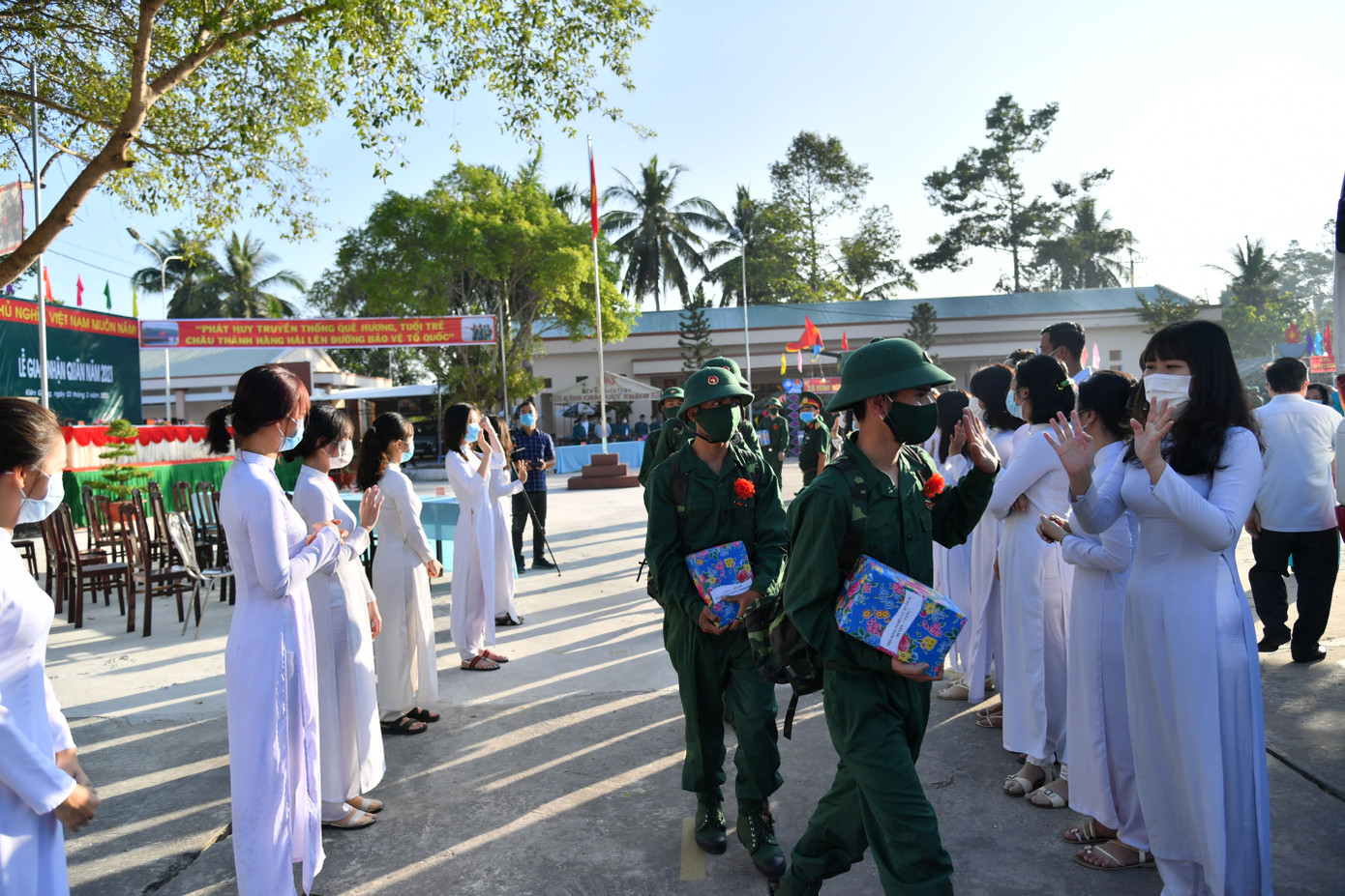 Trưởng Ban Dân vận Trung ương Trương Thị Mai dự ngày hội giao, nhận quân ở Sóc Trăng ảnh 5