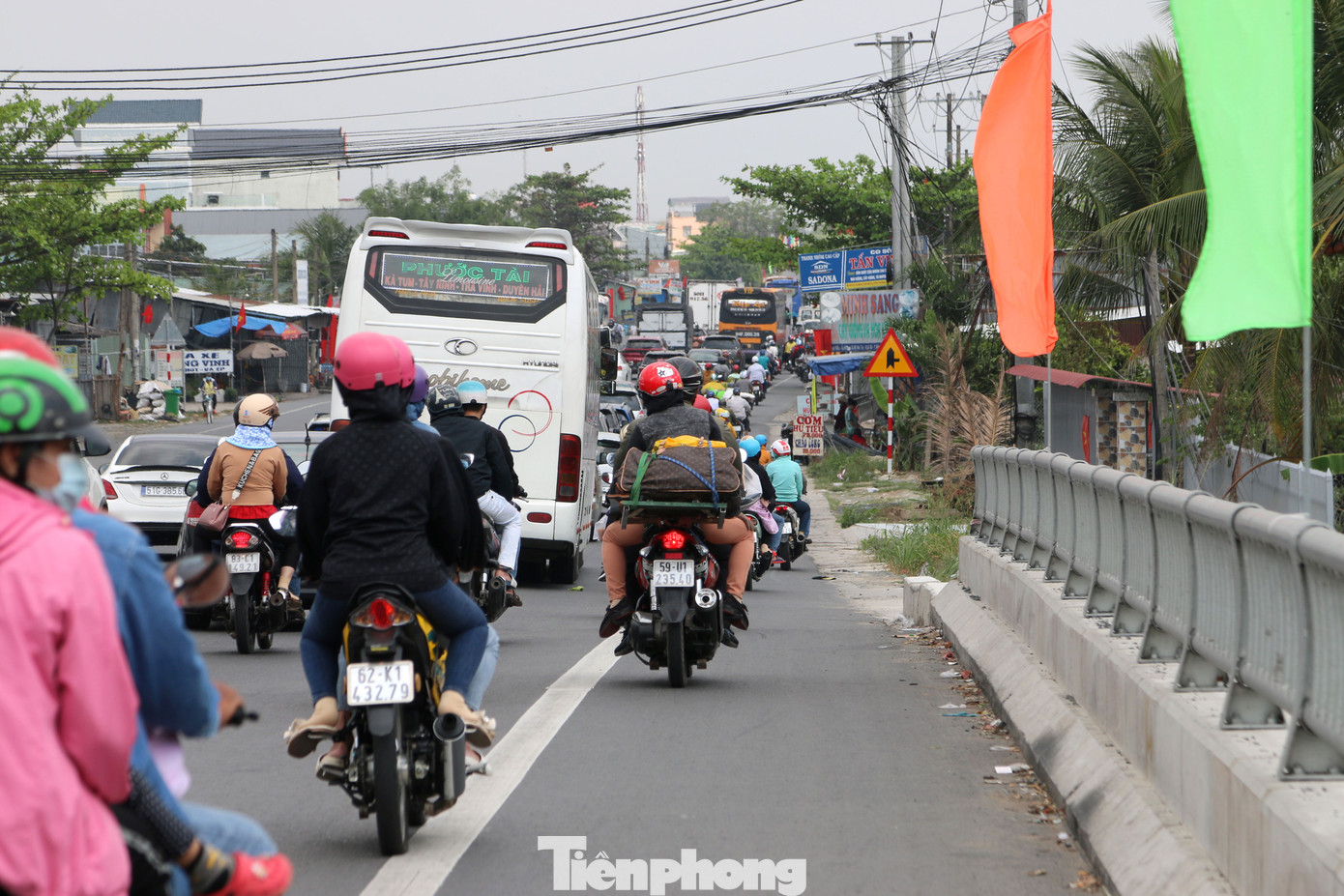 Người miền Tây hối hả trở lại TPHCM sau kỳ nghỉ Tết ảnh 13