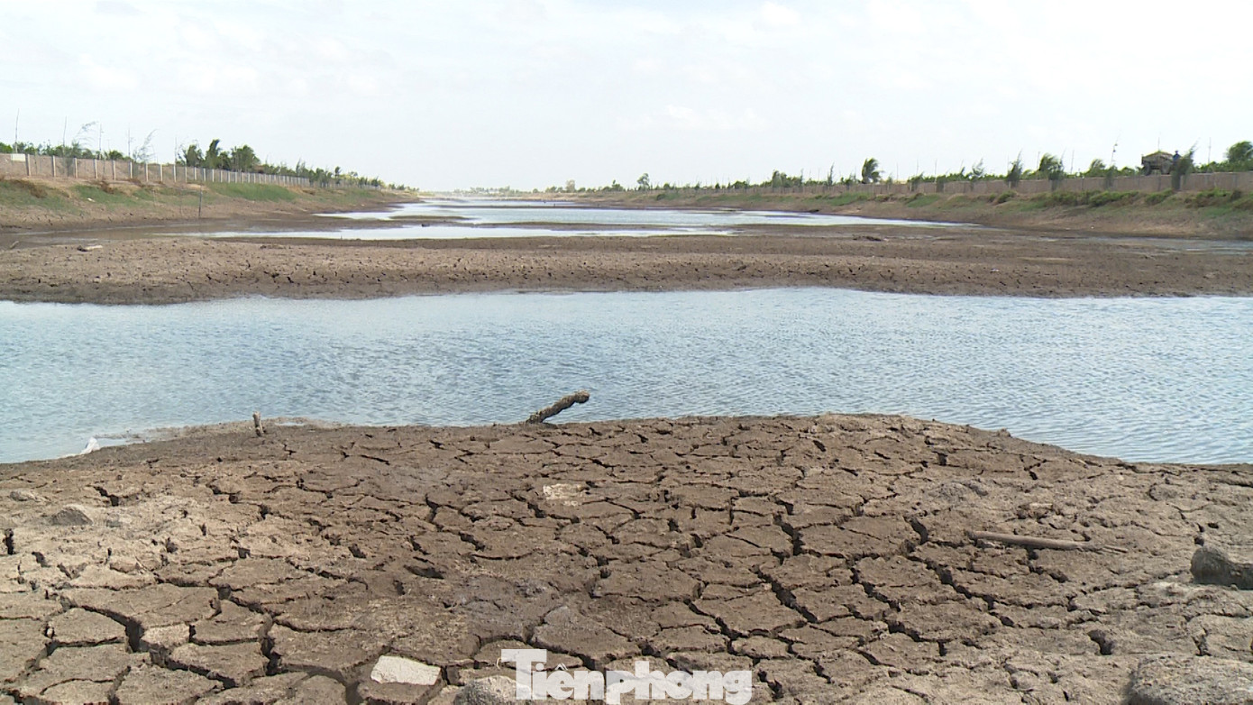 Cảnh khô cạn, nứt nẻ tại hồ nước trữ ngọt lớn nhất miền Tây ảnh 2
