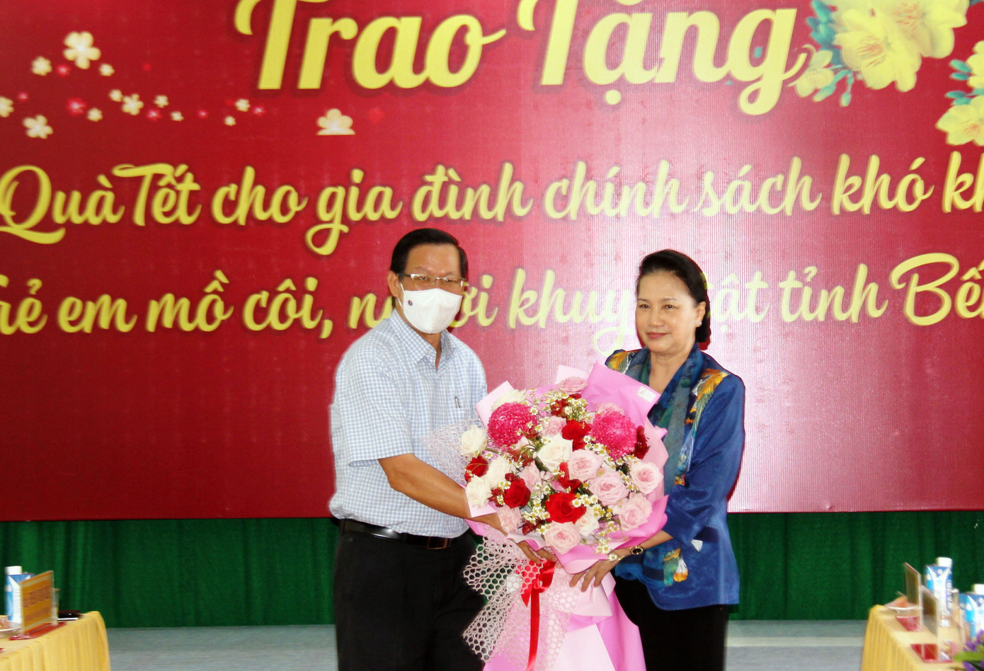 Chủ tịch Quốc hội tặng quà Tết gia đình chính sách, hộ nghèo tại Bến Tre ảnh 2