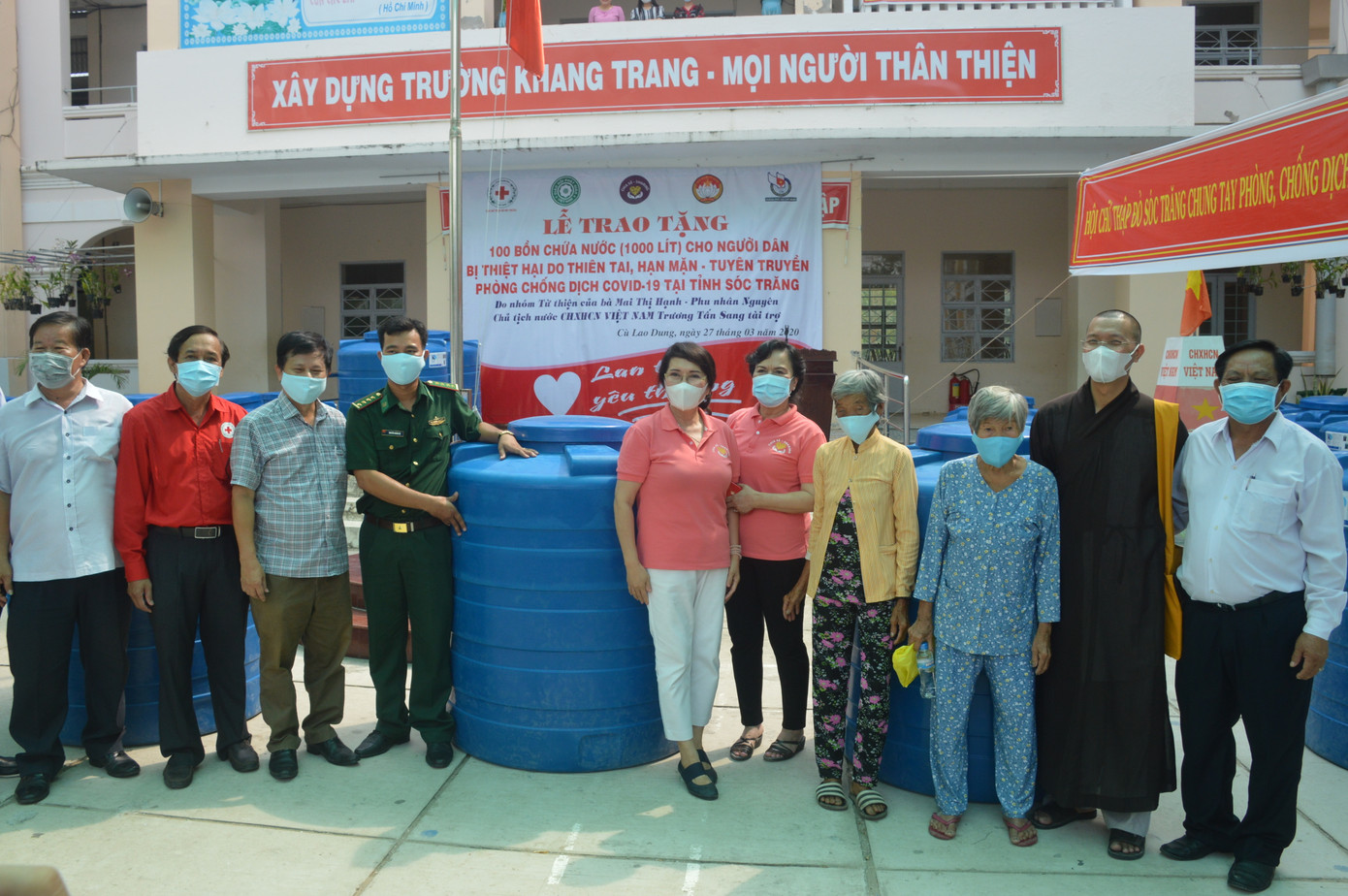 Tặng hàng trăm bồn chứa nước cho người dân huyện Cù Lao Dung ảnh 1