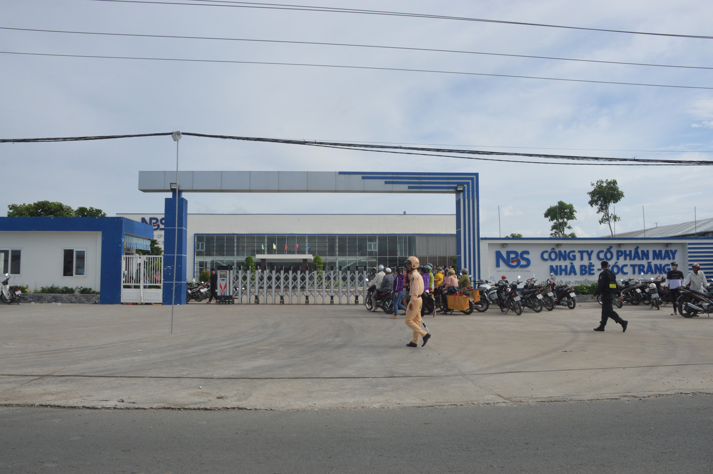 10.000m2 nhà xưởng Cty May Nhà Bè tan hoang sau vụ cháy ảnh 8