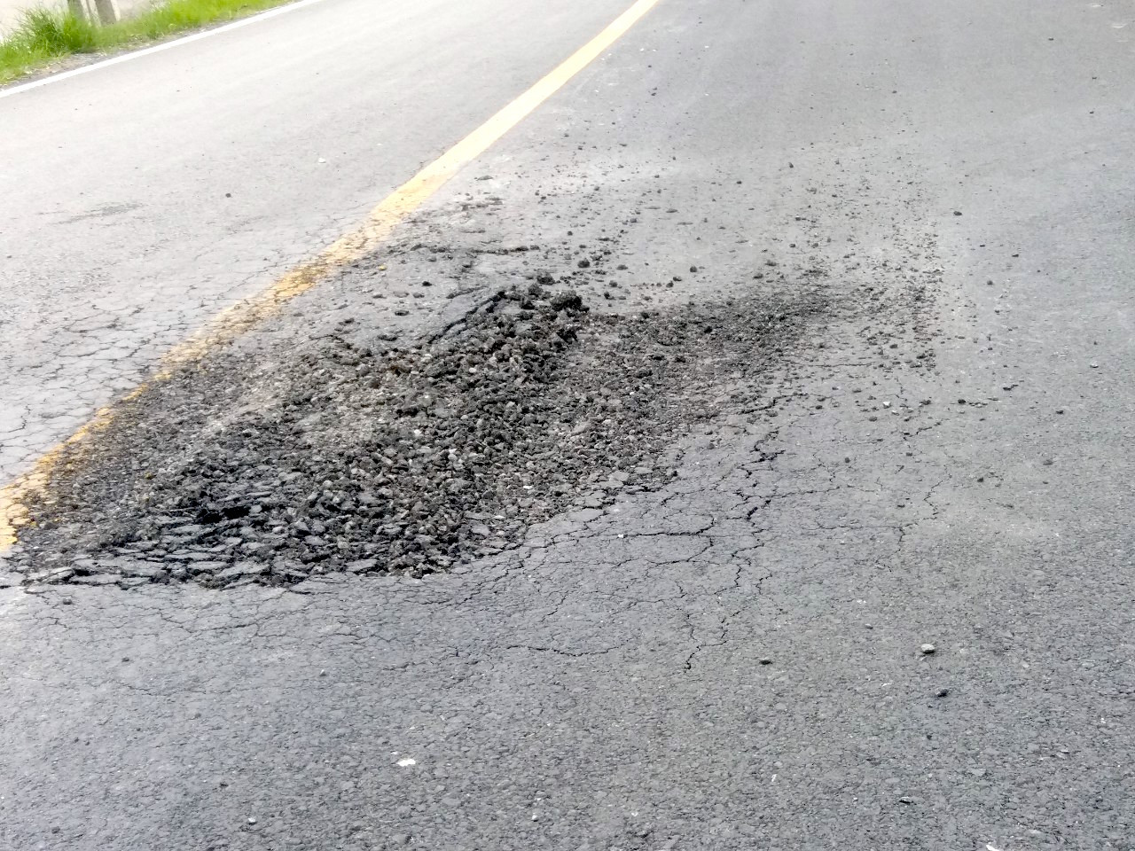 Cầu 170 tỷ đồng mới đưa vào sử dụng ở Tiền Giang đã phải dặm vá ảnh 1