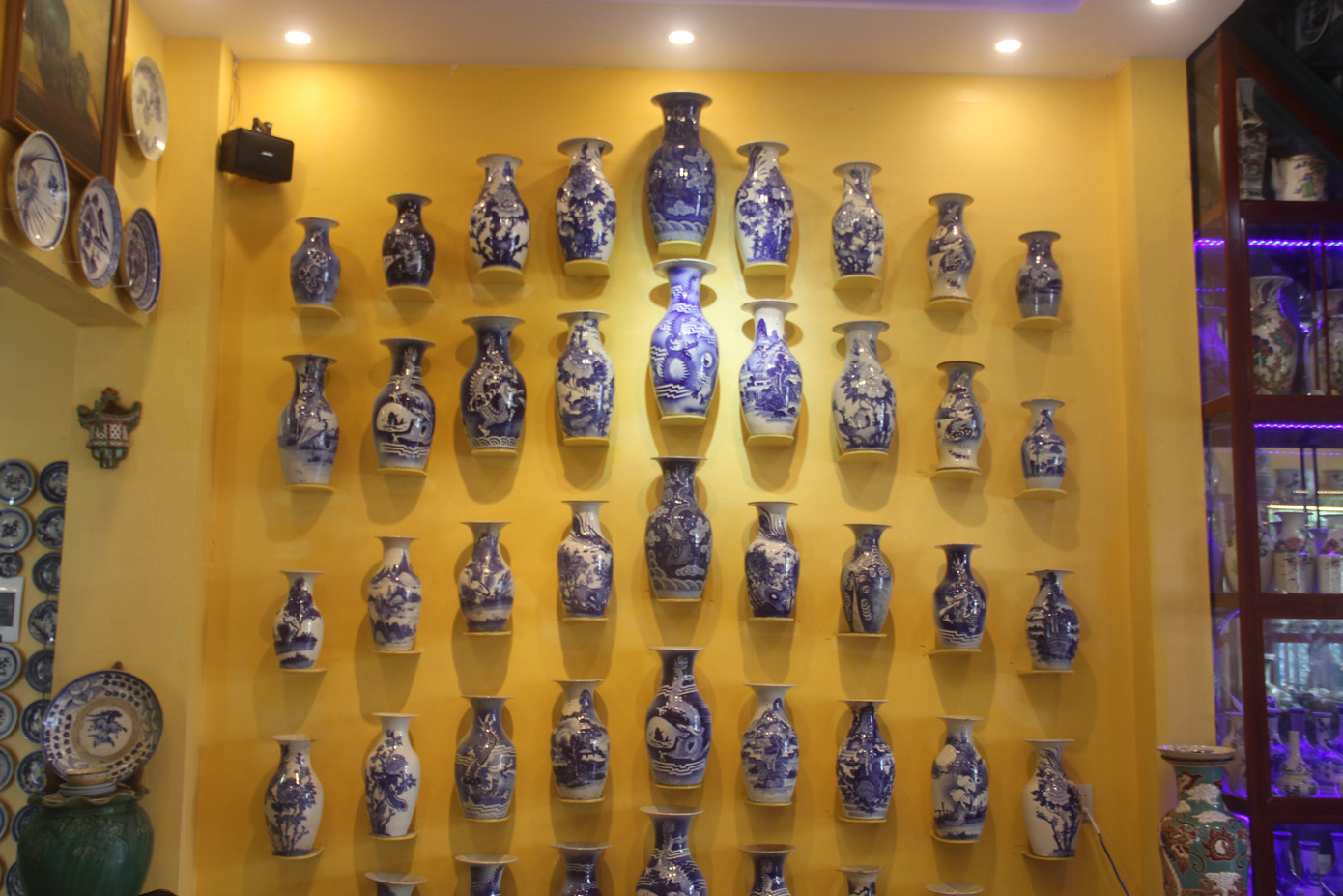 Chiêm ngưỡng ngôi nhà 2 tầng ở Cần Thơ phủ kín hàng nghìn món đồ cổ ảnh 6