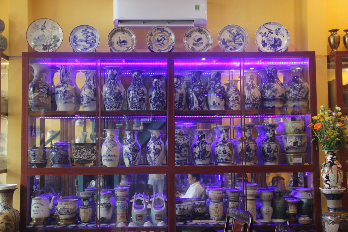 Chiêm ngưỡng ngôi nhà 2 tầng ở Cần Thơ phủ kín hàng nghìn món đồ cổ ảnh 4