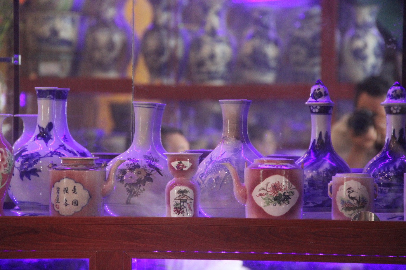 Chiêm ngưỡng ngôi nhà 2 tầng ở Cần Thơ phủ kín hàng nghìn món đồ cổ ảnh 3