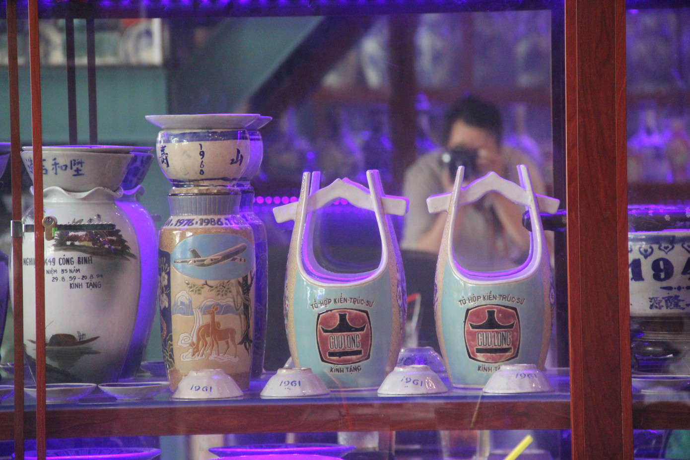 Chiêm ngưỡng ngôi nhà 2 tầng ở Cần Thơ phủ kín hàng nghìn món đồ cổ ảnh 1