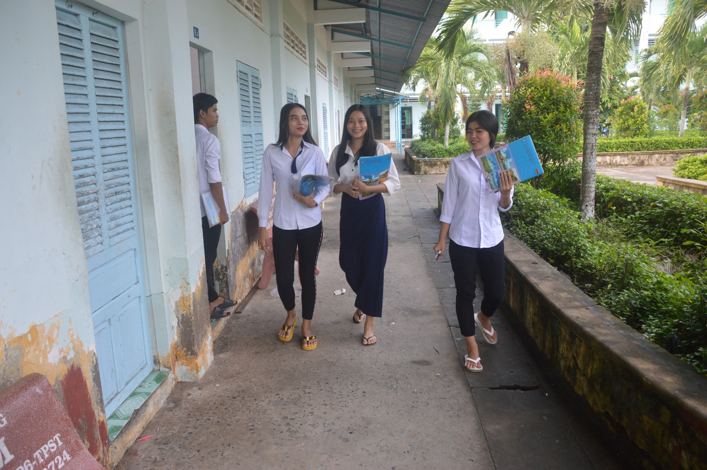 Nén nỗi đau mất cha, nữ sinh gạt nước mắt thi THPT ảnh 2