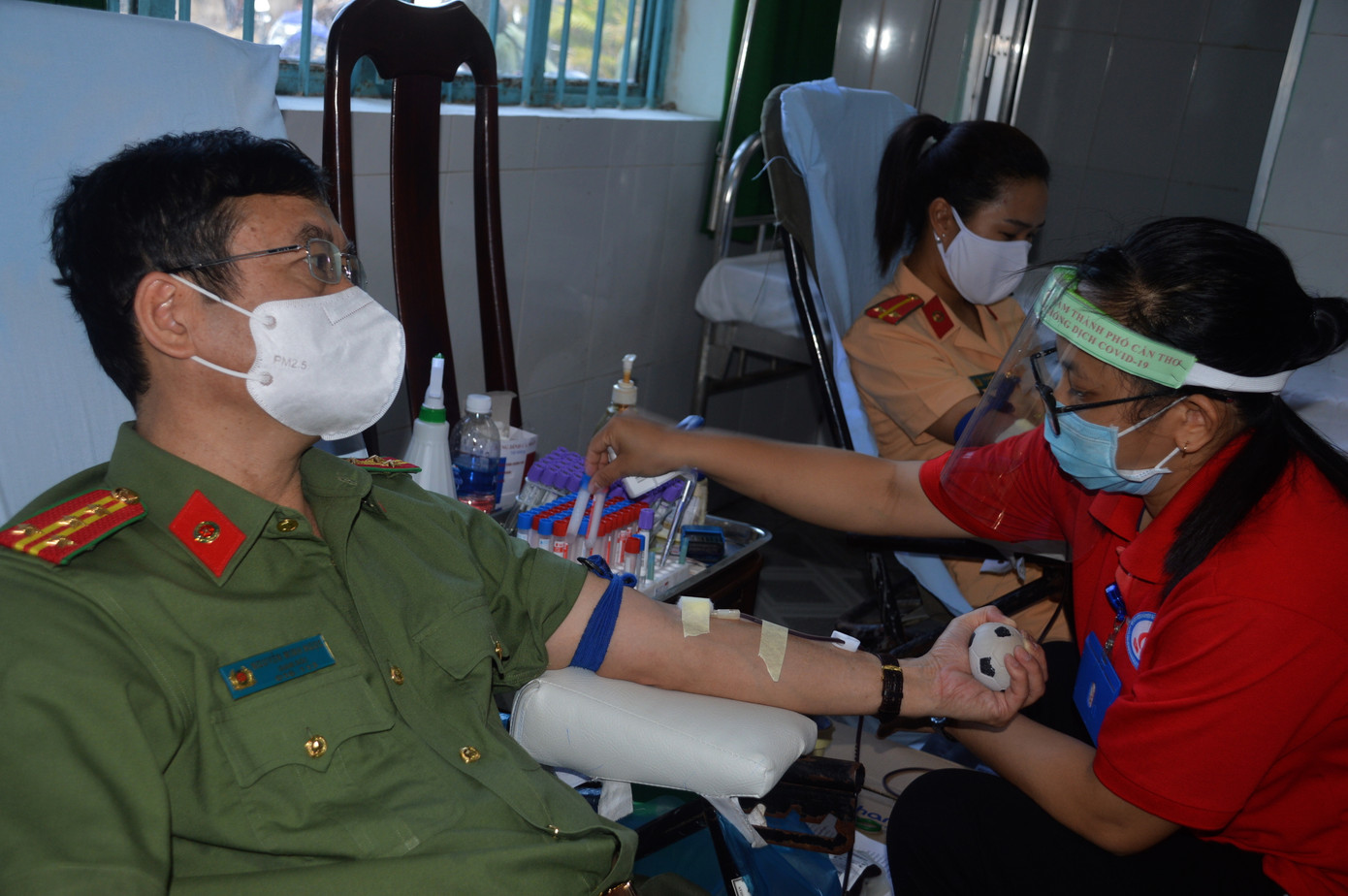 Thanh niên Hải Phòng nhắc người dân giữ khoảng cách, rửa tay sát khuẩn tại cây ATM ảnh 6 Thanh niên Hải Phòng nhắc người dân giữ khoảng cách, rửa tay sát khuẩn tại cây ATM ảnh 6