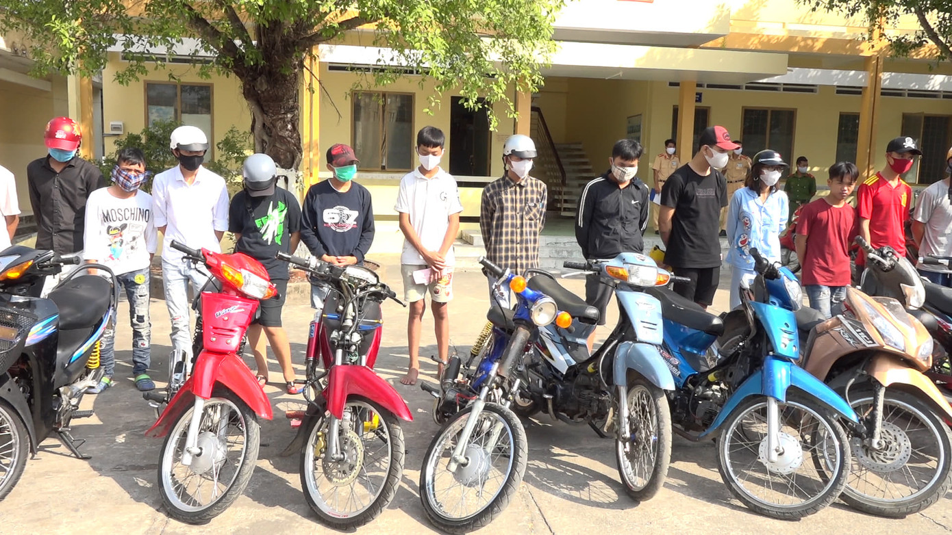 Bất chấp lệnh cách ly xã hội, gần 50 thanh niên tụ tập đua xe vào rạng sáng ảnh 1