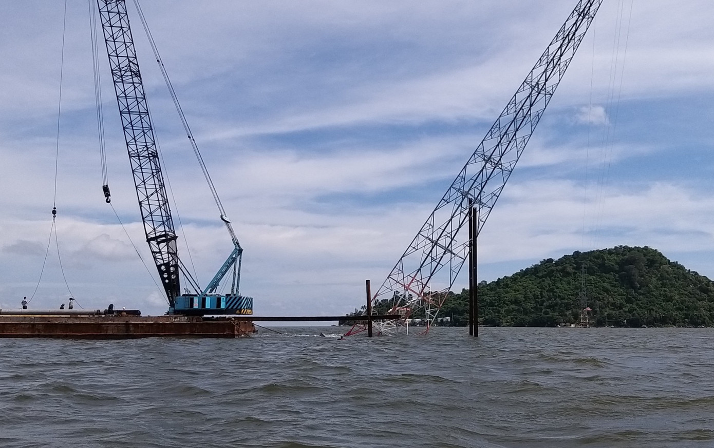 Kiên Giang: Điều tra, truy tìm phương tiện làm trụ điện cao thế vượt biển đổ nghiêng ảnh 1