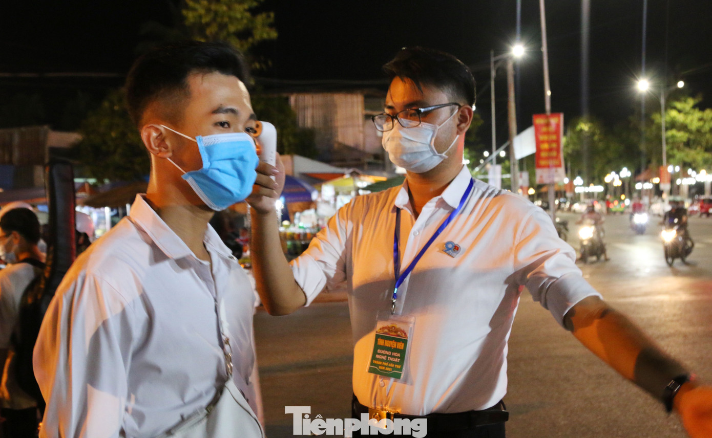 Người dân mang khẩu trang, xếp hàng chụp ảnh ở đường hoa xuân Cần Thơ ảnh 4