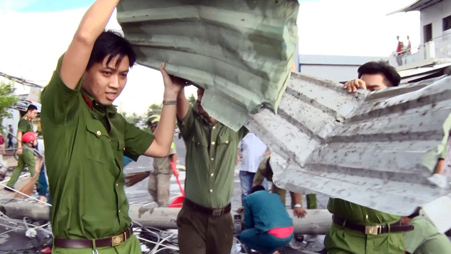 Dông lốc làm sập, tốc mái hơn 100 căn nhà ở Cần Thơ ảnh 5