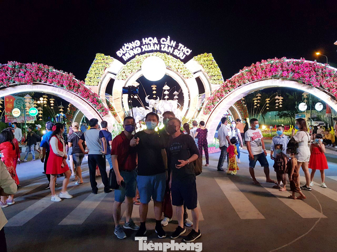 Người dân mang khẩu trang, xếp hàng chụp ảnh ở đường hoa xuân Cần Thơ ảnh 7