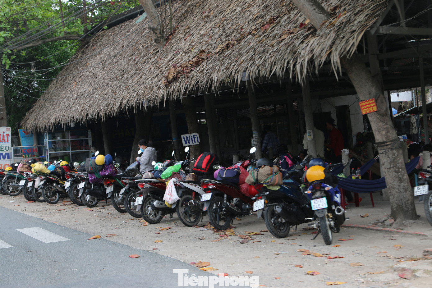 Người miền Tây hối hả trở lại TPHCM sau kỳ nghỉ Tết ảnh 14