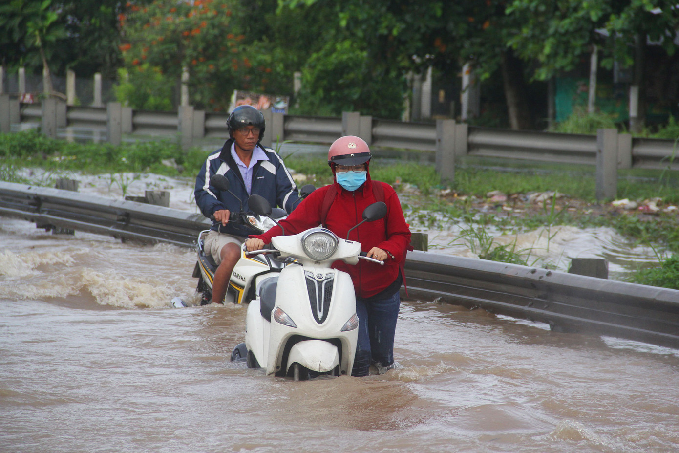 Nhiều đoạn trên Quốc lộ 1A về miền Tây bị hư hỏng nặng sau đợt triều cường ảnh 9
